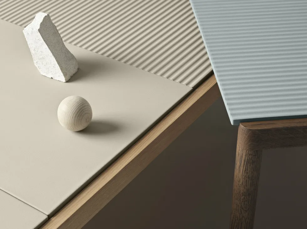 Table basse en grès bleu pâle lisse et chêne foncé 85 x 40 cm Couple - Muuto