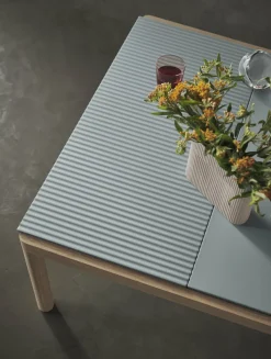 Table basse en grès bleu pâle lisse et chêne naturel 85 x 80 cm Couple - Muuto