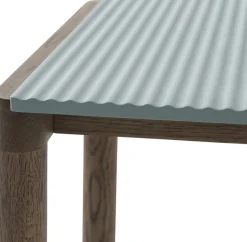 Table basse en grès bleu pâle wavy et chêne foncé 85 x 80 cm Couple - Muuto