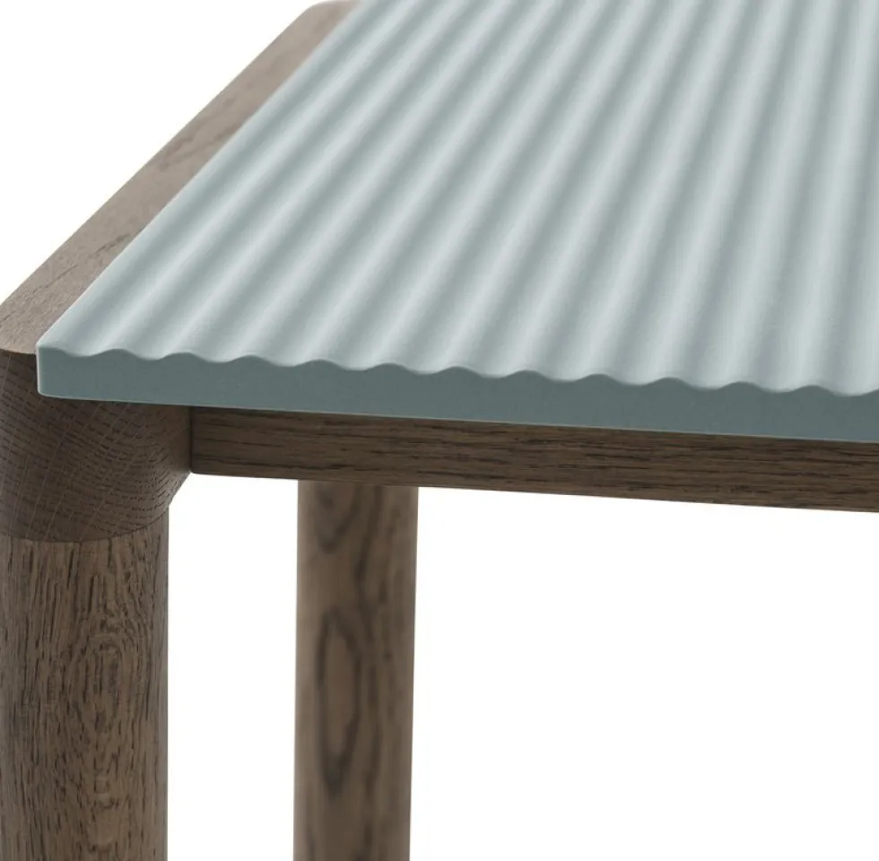 Table basse en grès bleu pâle wavy et chêne foncé 85 x 80 cm Couple - Muuto