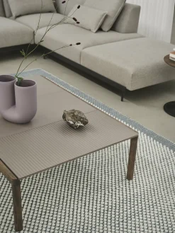 Table basse en grès taupe lisse et chêne foncé 85 x 40 cm Couple - Muuto
