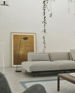 Table basse en grès taupe wavy et chêne foncé 85 x 80 cm Couple - Muuto