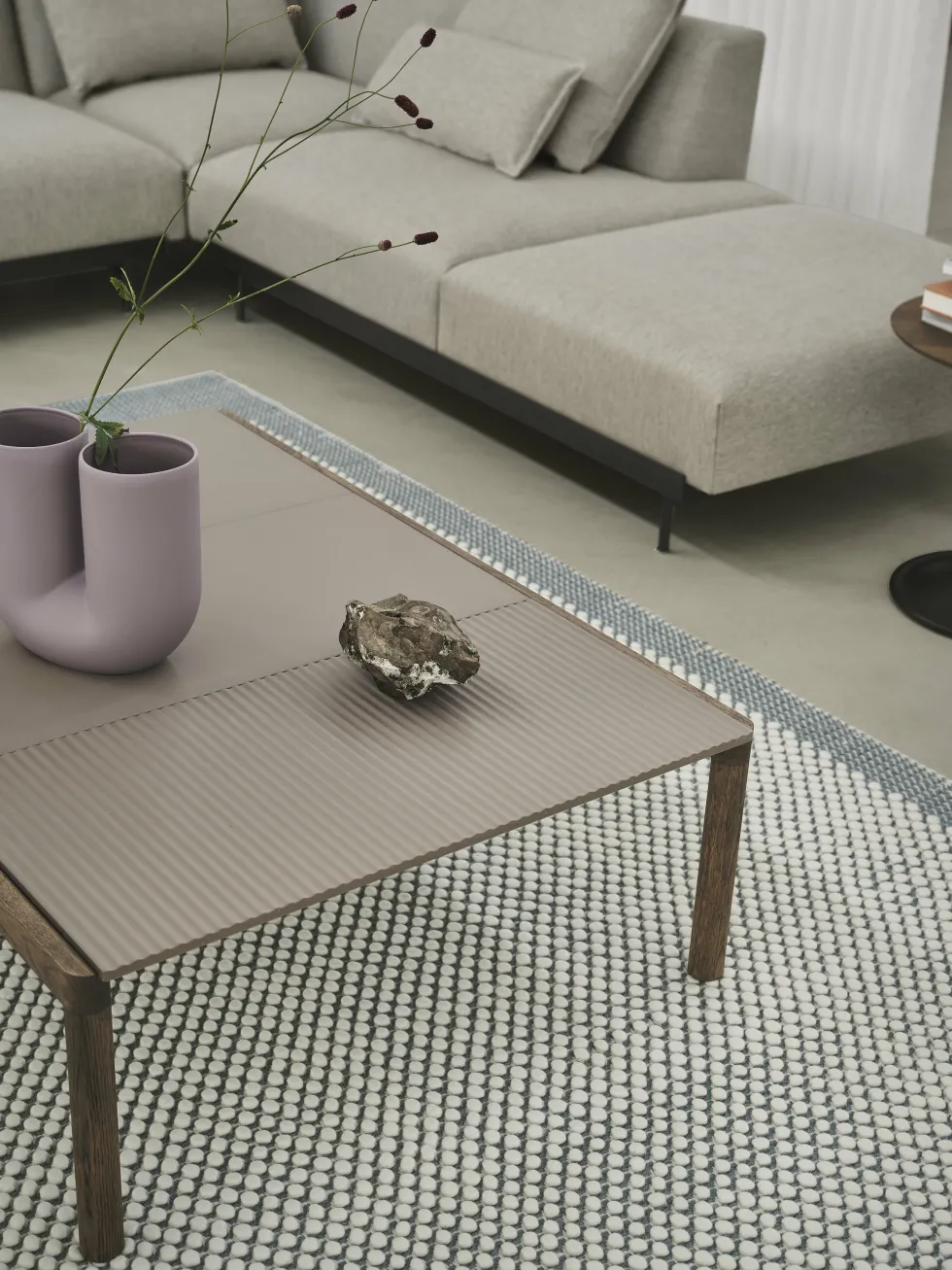 Table basse en grès taupe wavy et chêne foncé 85 x 40 cm Couple - Muuto