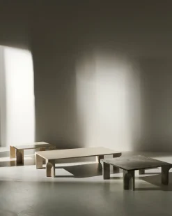 Table basse en pierre calcaire blanche 140x30 cm Doric - Gubi