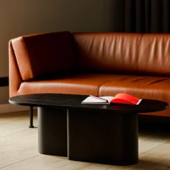 Table basse en placage de chêne noir Looi - noo.ma