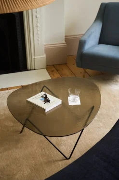 Table basse en verre structuré bronze et acier chromé 106cm Pedrera - Gubi
