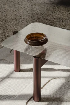 Table basse en verre trempé et structure en hêtre baies de vin 105x40,5cm Kob - noo.ma