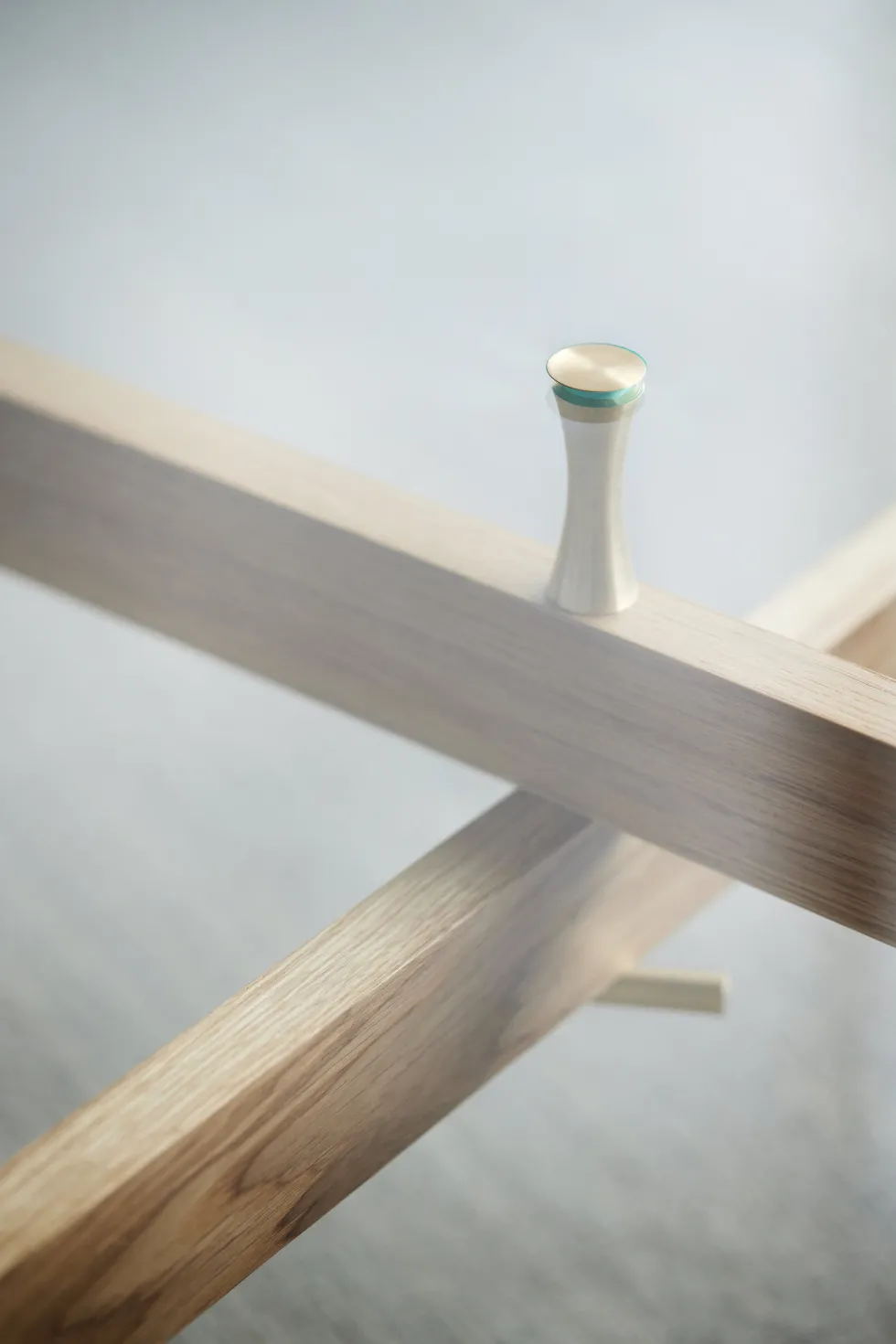 Table basse ronde en bois de chêne et verre 88cm - Moebe