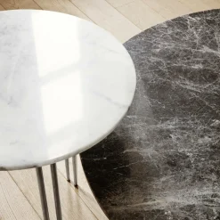 Table basse ronde en marbre blanc et base chromée 70 cm IOI - Gubi