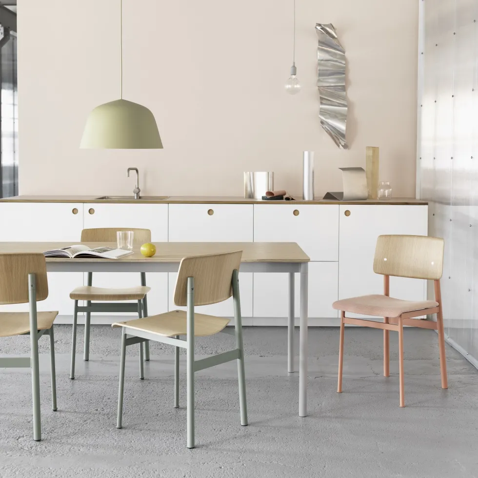 Table 140 cm en chêne piétement noir Base - Muuto