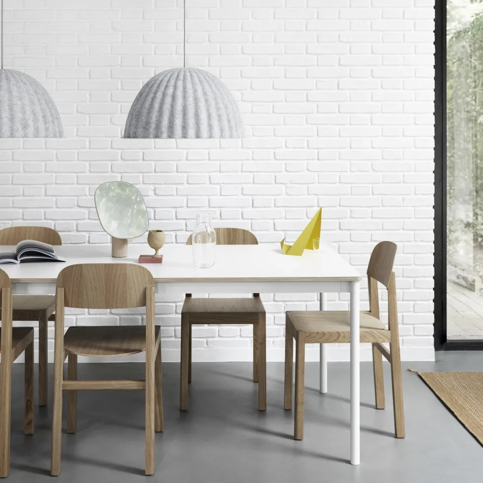 Table 140 cm en chêne piétement noir Base - Muuto