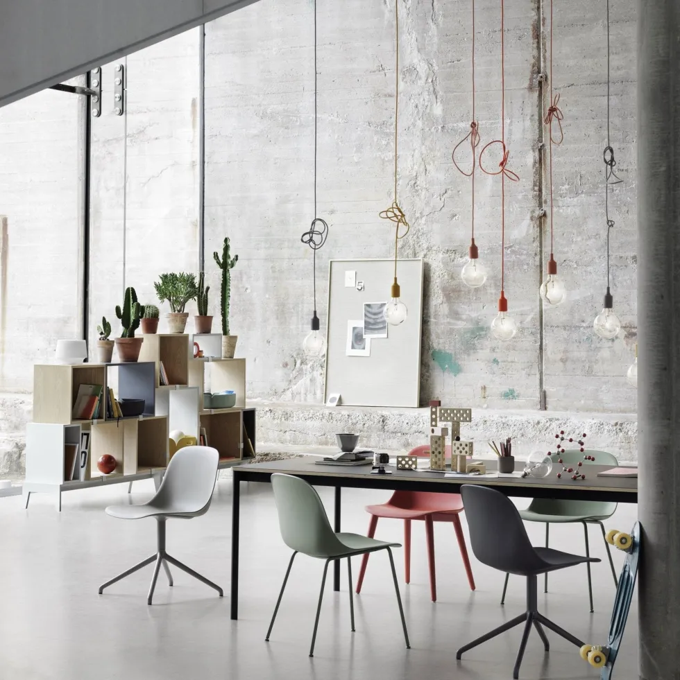 Table 140 cm noire et bois piétement noir Base - Muuto