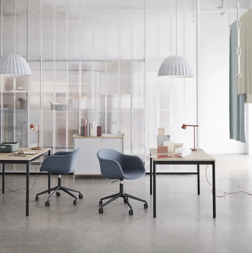 Table 140 cm noire et bois piétement noir Base - Muuto