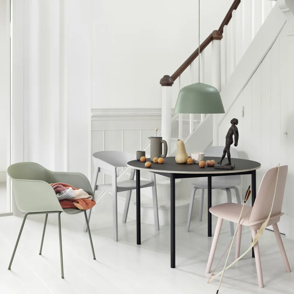 Table 140 cm noire et bois piétement noir Base - Muuto