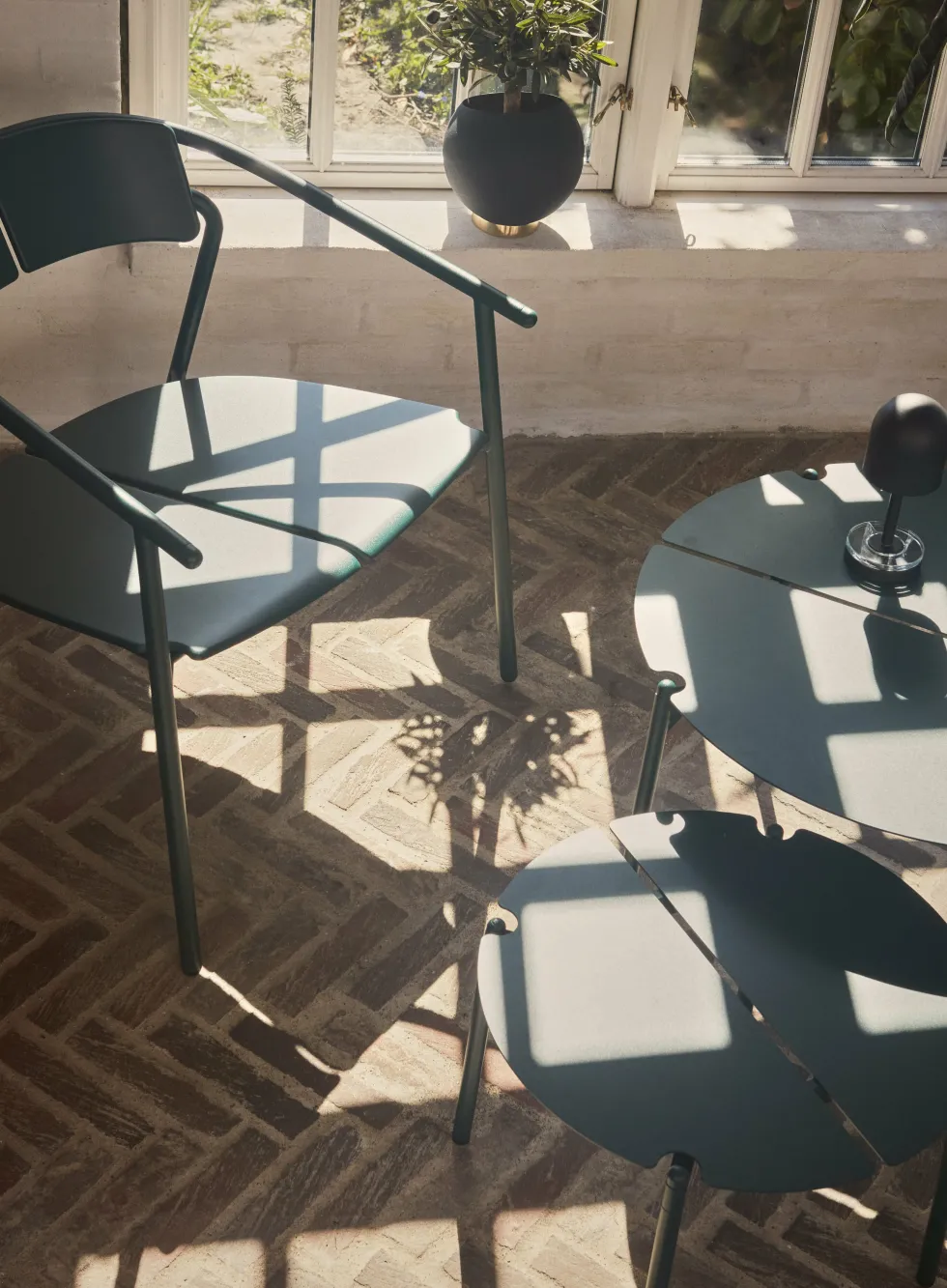 Table d'appoint de jardin en acier noir 70 x 45 cm Novo - AYTM