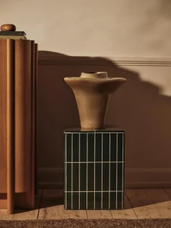 Table d'appoint en béton renforcé de fibre de verre vert 32x42cm Pillar - Ferm Living