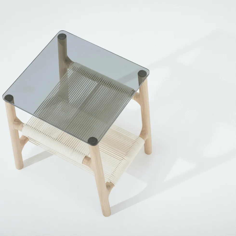 Table d'appoint en chêne blanchi huilé et verre trempé gris Fawn - Gazzda