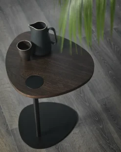 Table d'appoint en chêne fumé et piétement or Hug - Meme Design