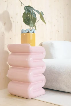 Table d'appoint en fibre de verre rose Pillar - &Klevering