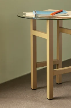 Table d'appoint en frêne olive Elevate - Hübsch