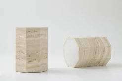 Table d'appoint octogonale en travertin et onyx blanc 39x50cm Gisou - Studio Gaïa