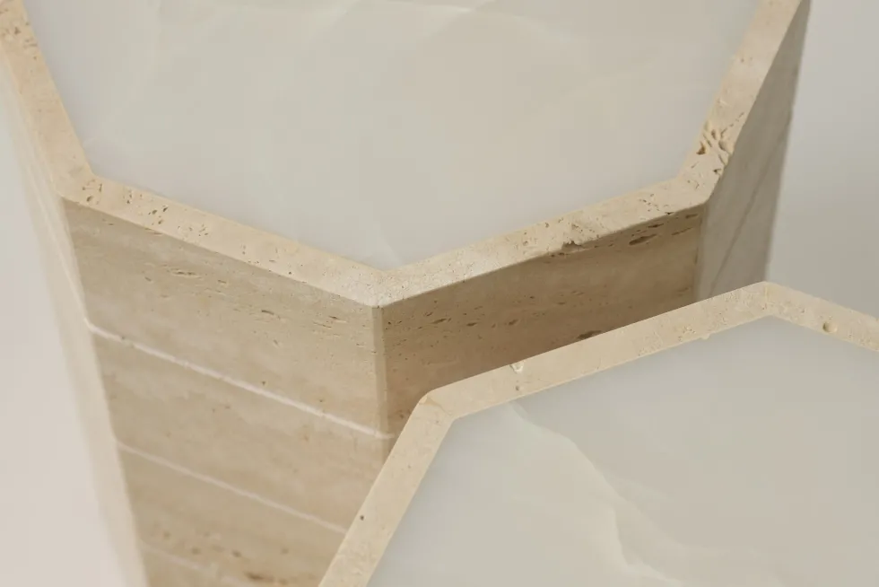Table d'appoint octogonale en travertin et onyx blanc 39x50cm Gisou - Studio Gaïa