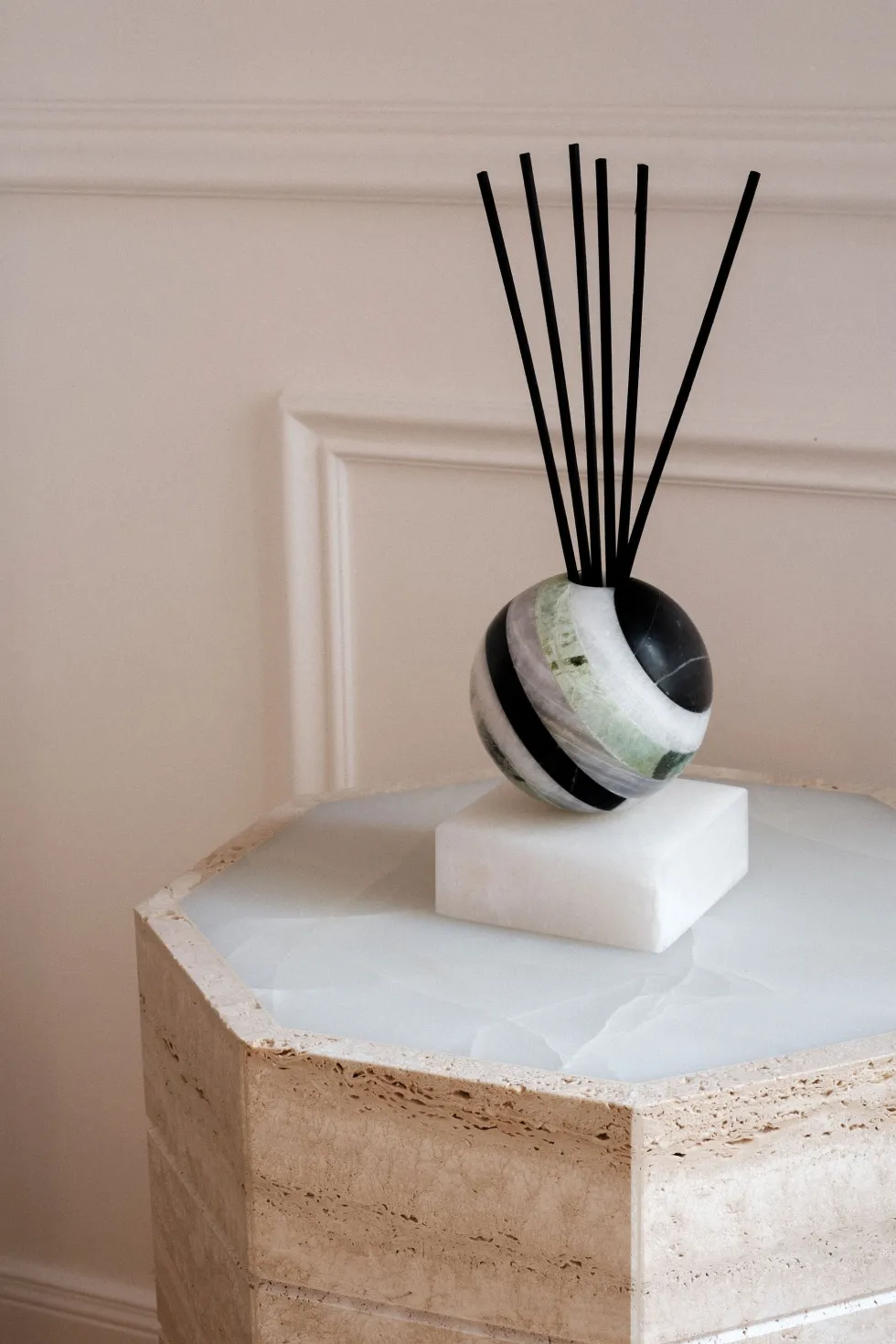 Table d'appoint octogonale en travertin et onyx blanc 39x50cm Gisou - Studio Gaïa