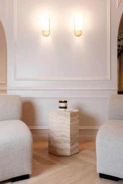 Table d'appoint octogonale en travertin et onyx blanc 39x50cm Gisou - Studio Gaïa