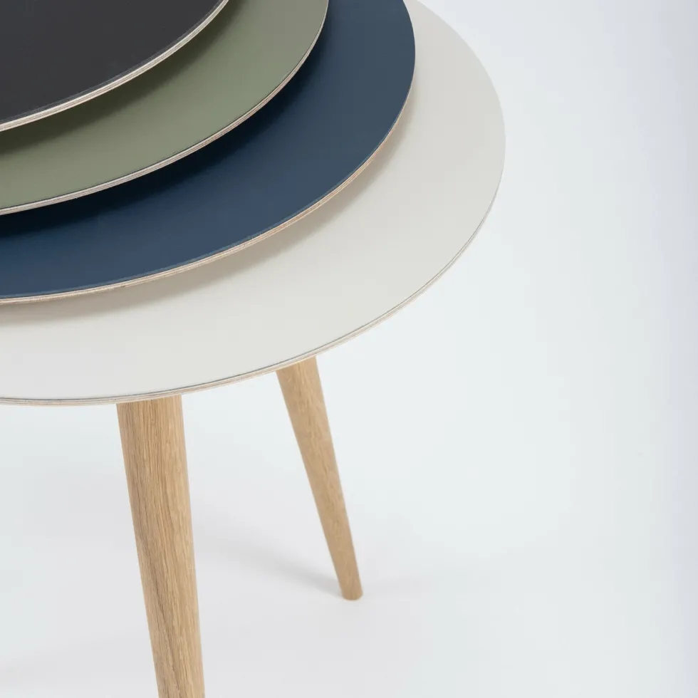 Table d'appoint ronde en chêne et plateau en linoléum noir 45 cm Arp - Gazzda