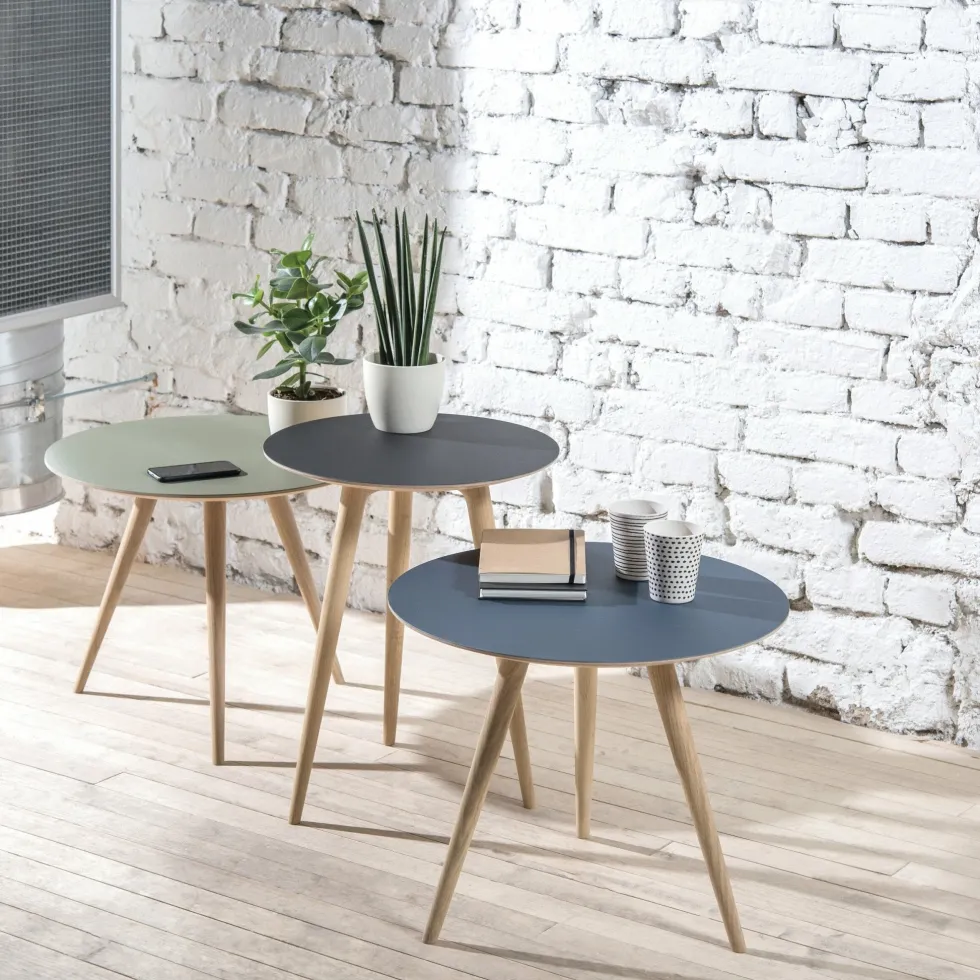 Table d'appoint ronde en chêne et plateau en linoléum noir 45 cm Arp - Gazzda