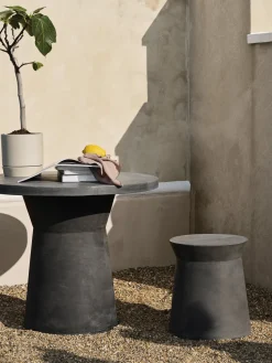 Table d'appoint ronde en fibre d'argile gris charbon 40x46cm Fiber - Broste Copenhagen