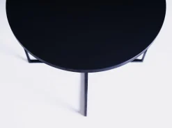 Table d'appoint ronde en métal bleu marinne 50cm Niko - Custom Form