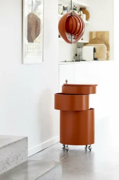 Table d'appoint sur roues en bois moulé orange Barboy - Verpan