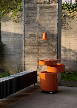 Table d'appoint sur roues en bois moulé orange fraiche Barboy - Verpan