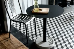 Table de bistro tronquée noire Donut - Lyon Béton