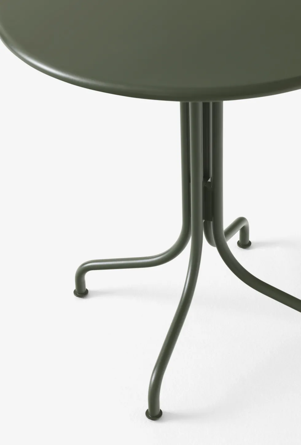 Table de café ronde en acier vert bronze 70 cm Thorvald SC96 - &tradition