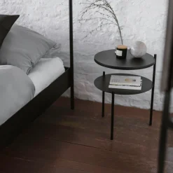Table de chevet en chêne plaqué et acier noire Tu - noo.ma