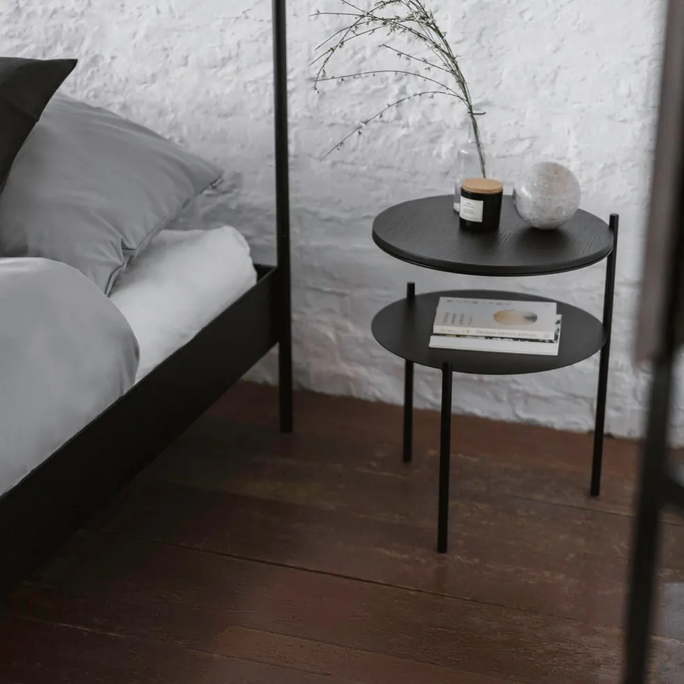 Table de chevet en chêne plaqué et acier noire Tu - noo.ma