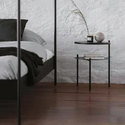 Table de chevet en chêne plaqué et acier noire Tu - noo.ma