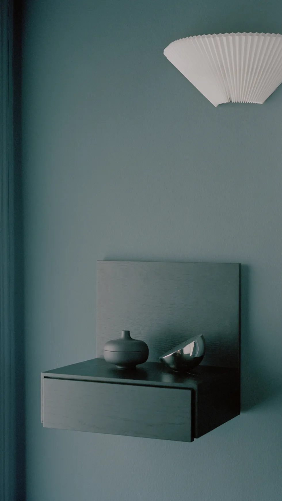 Table de chevet en frêne teinté noir 42x32cm Tana - New Works