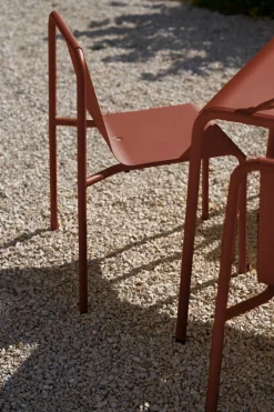 Table de jardin en acier thermolaqué rouge brique 2 places 90x90cm Panorama - TIPTOE