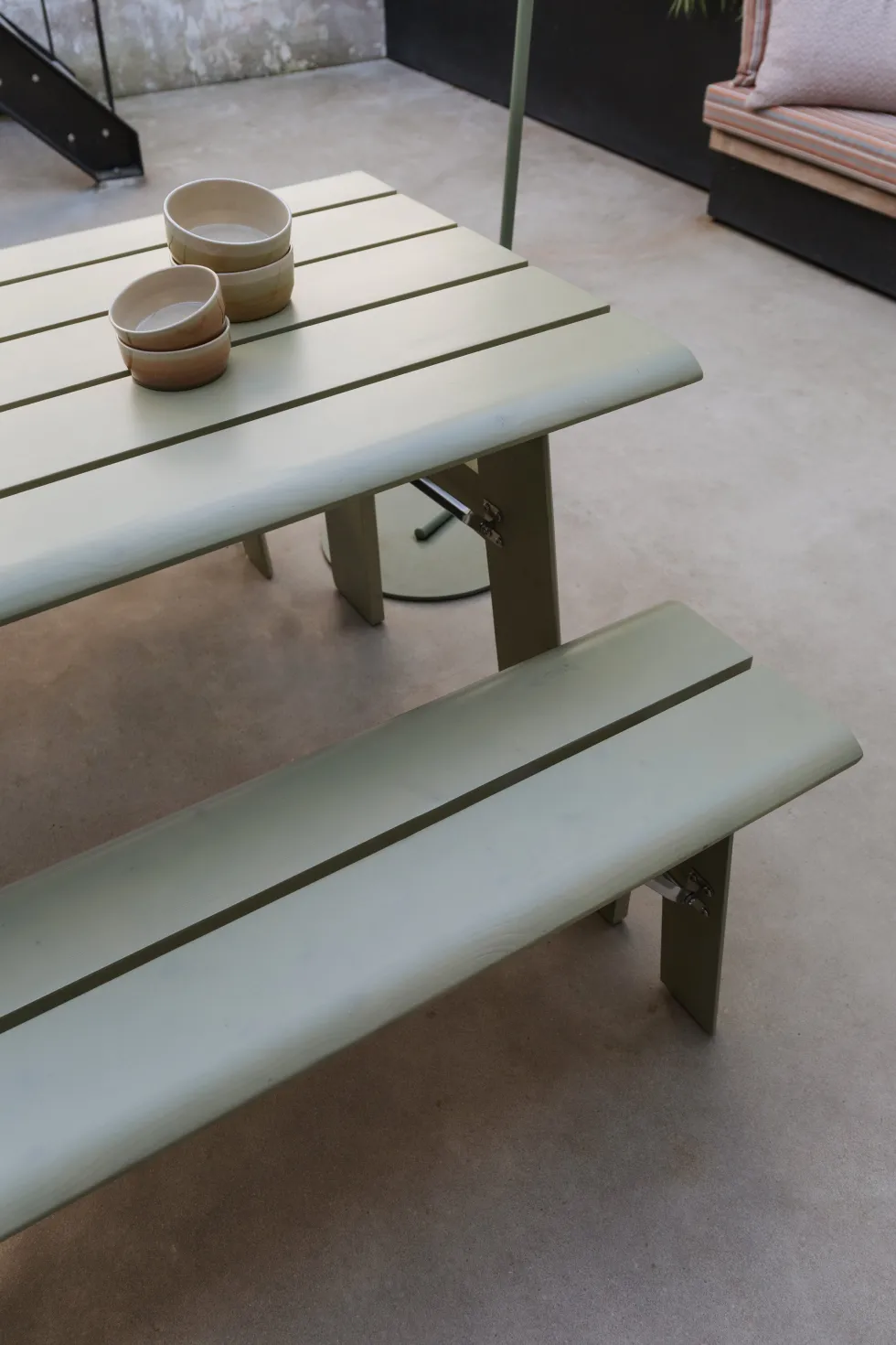 Table de jardin en pin desert sage 180x79x75cm Avenue - Zuiver