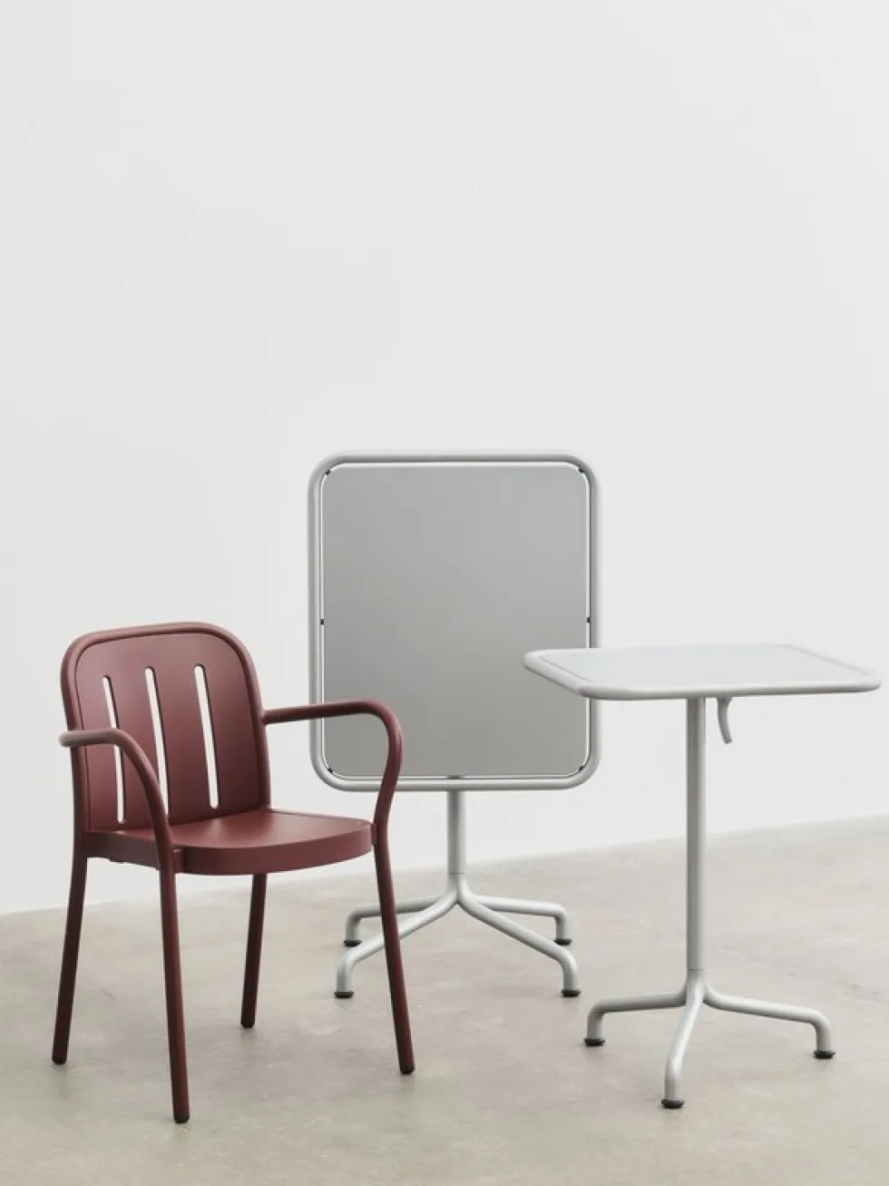 Table de jardin rectangulaire en aluminium laqué gris argenté 60x70x74cm Deville - HAY