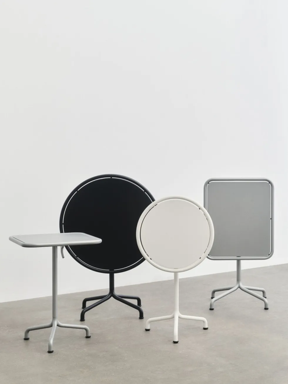 Table de jardin ronde en aluminium laqué blanc cassé 55x74cm Deville - HAY