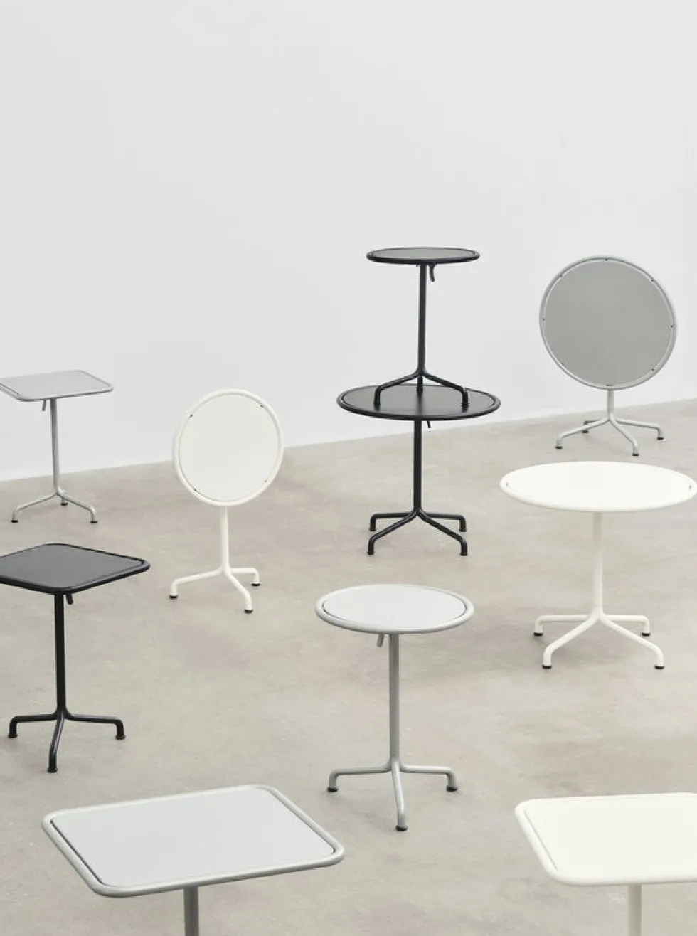 Table de jardin ronde en aluminium laqué blanc cassé 55x74cm Deville - HAY
