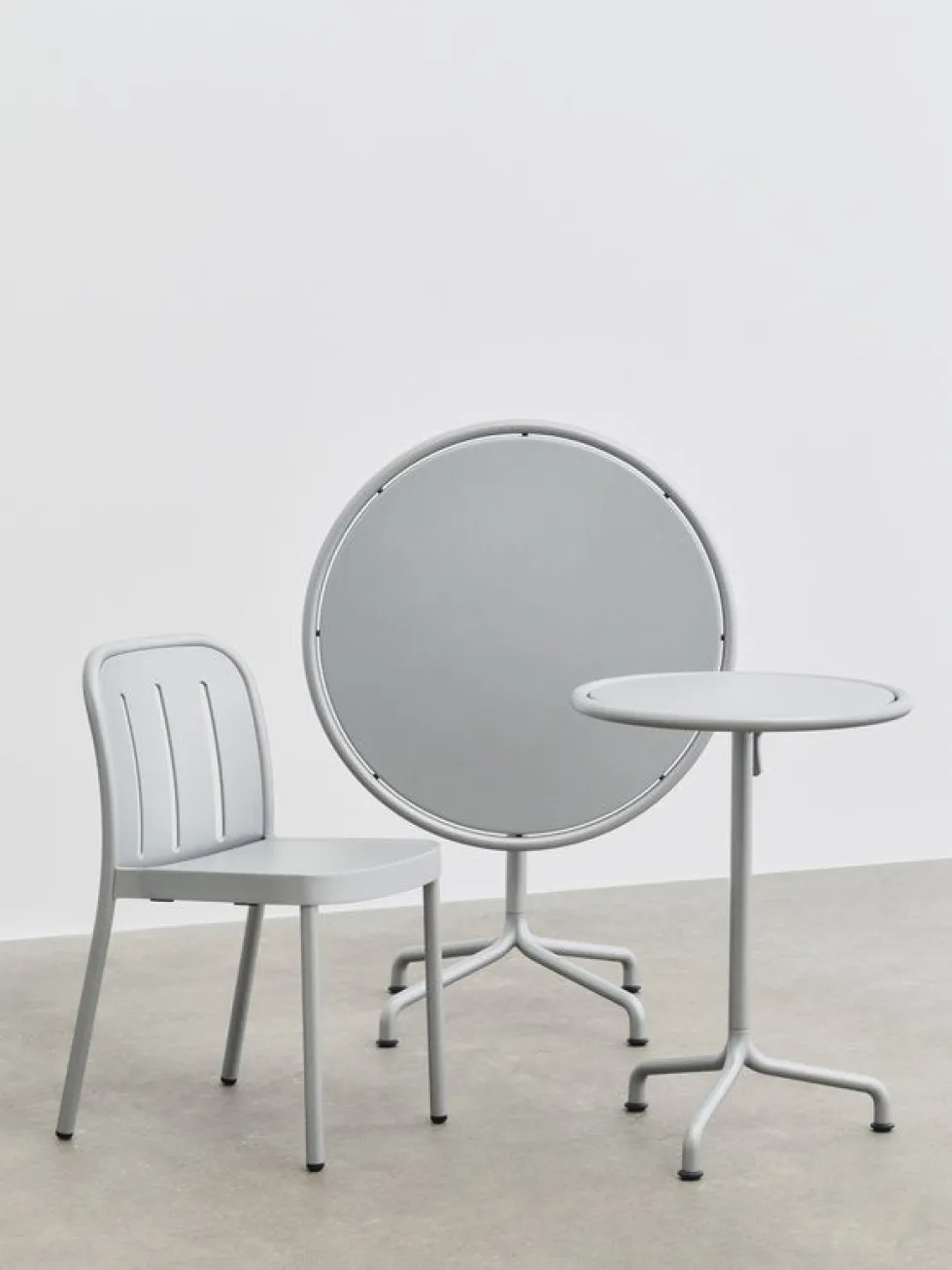 Table de jardin ronde en aluminium laqué gris argenté 80x74cm Deville - HAY