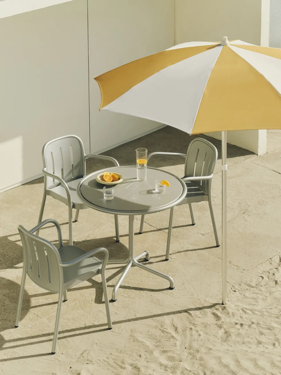 Table de jardin ronde en aluminium laqué gris argenté 80x74cm Deville - HAY