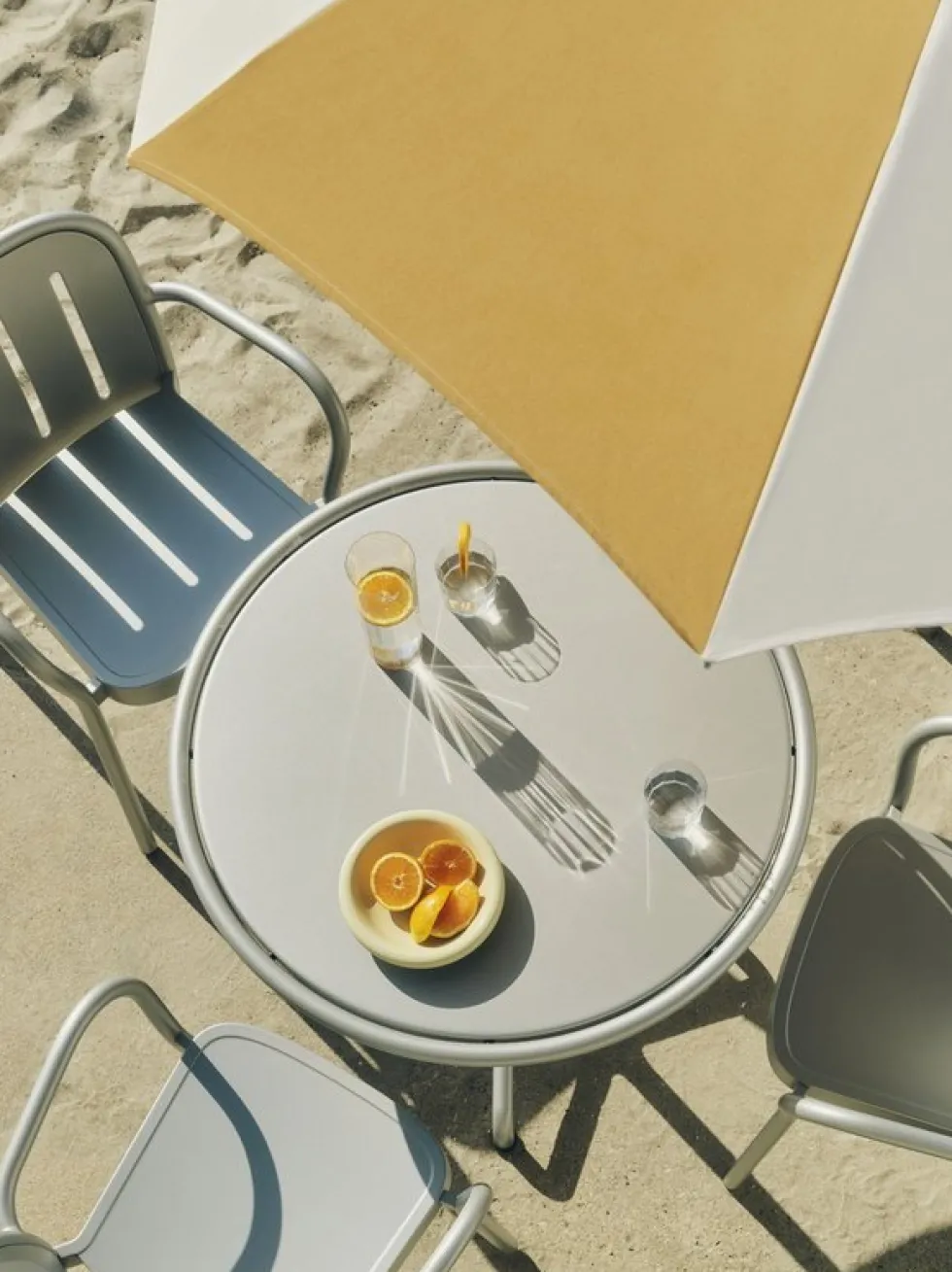 Table de jardin ronde en aluminium laqué gris argenté 80x74cm Deville - HAY