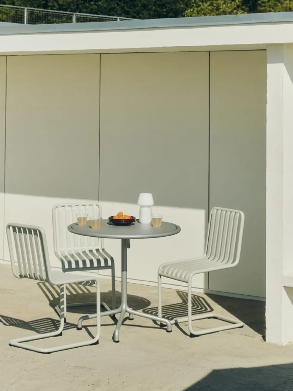 Table de jardin ronde en aluminium laqué gris argenté 80x74cm Deville - HAY