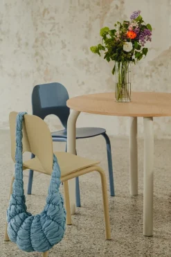 Table de salle à manger ronde en chêne et pieds beige désertique 100cm Meko - noo.ma